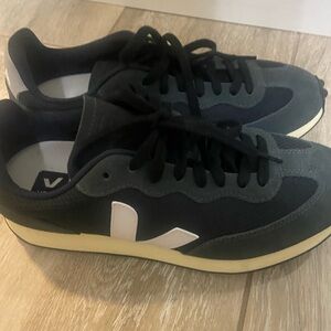 Veja men’s running sneaker NWOT